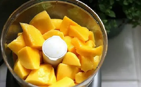 sơ chế xoài làm mousse xoài