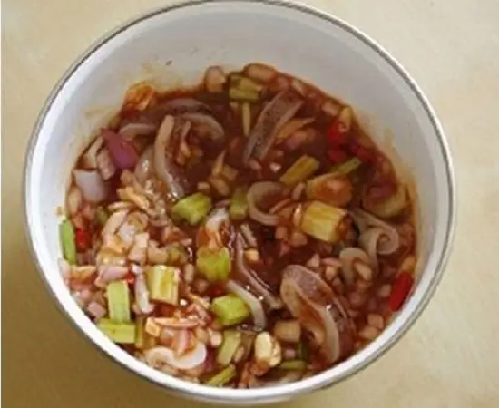 trộn mực với gia vị làm mực hấp kiểu Thái