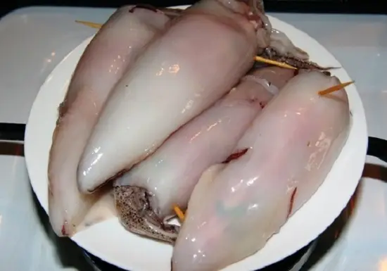 dùng tăm gắn đuôi và thân mực
