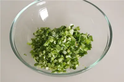 Kết quả hình ảnh cho Hành lá, rau ngò rí rửa thật sạch, rồi thái khúc ngắn