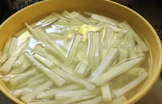 ngâm bí đao trong nước vôi làm mứt bí đao