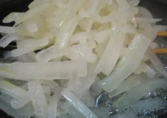 thêm nước hoa bưởi làm mứt bí đao
