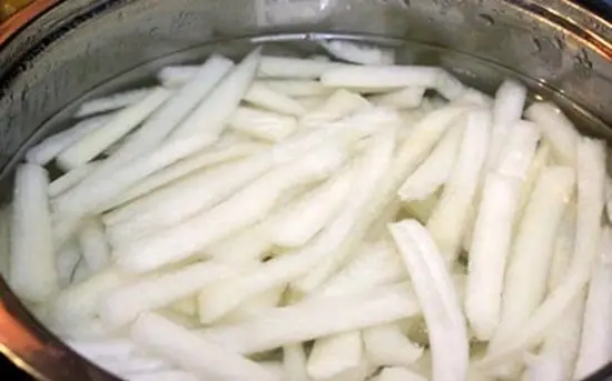 ngâm bí đao trong nước phèn chua làm mứt bí đao