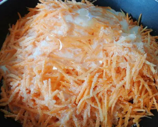 Ngâm cà rốt với đường để làm mứt cà rốt không cần nước vôi trong