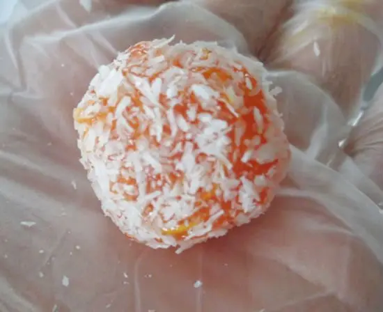 Viên mứt cà rốt thành những viên tròn nhỏ