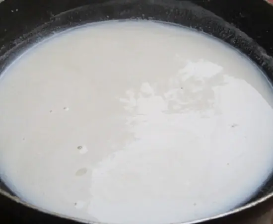 cho sữa vào chảo