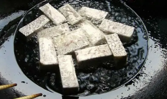 Để làm mứt khoai môn, khoai môn cần được rán chín