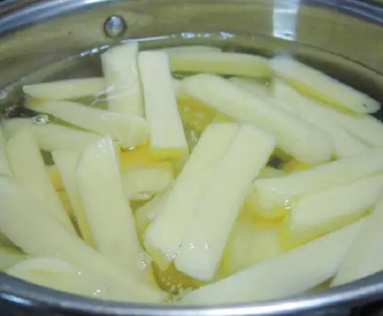 cho khoai trần qua nước sôi