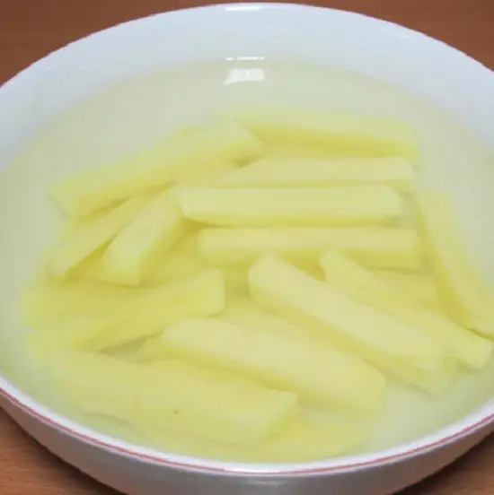 ngâm khoai với nước vôi trong