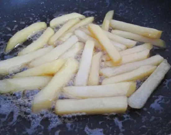 cho khoai và nước đường vào chảo đun