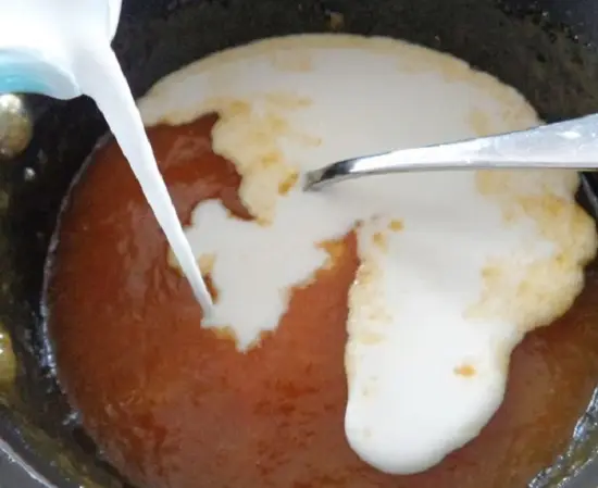 cho bột ngô vào
