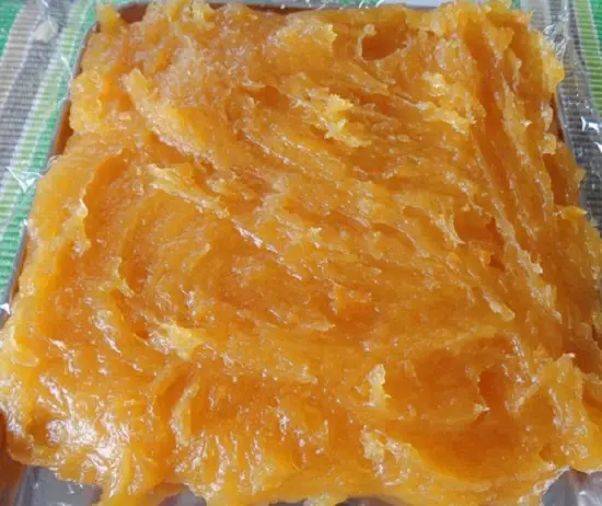 cho mứt xoài vào khay