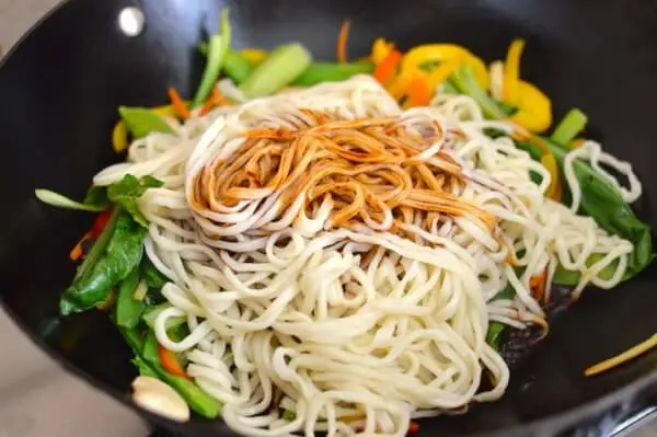 Cách làm mỳ xào Trung Hoa đơn giản mà tuyệt ngon