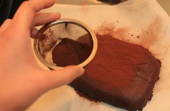 rắc cacao lên trên