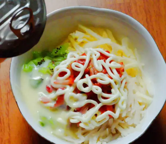 Thêm sữa đặc và sốt vào nem chay hoa quả