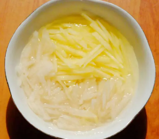 Sơ chế nguyên liệu làm nem chay hoa quả:
