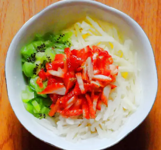 Cho táo, lê, kiwi, dâu tây vào trộn làm nhân nem chay hoa quả