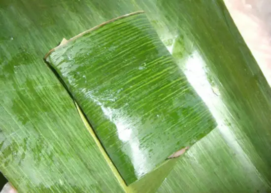 bọc nem chua bằng lá chuối - cách làm nem chua