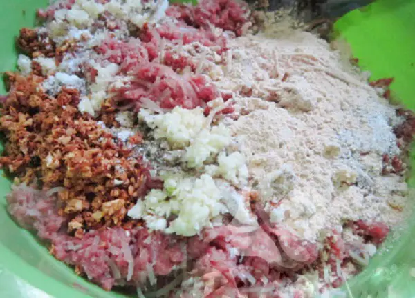 Trộn hỗn hợp làm nem chua Thanh Hóa - cách làm nem chua