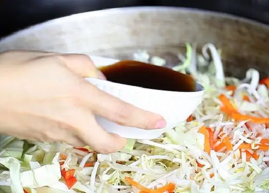 thêm nước tương vào rau