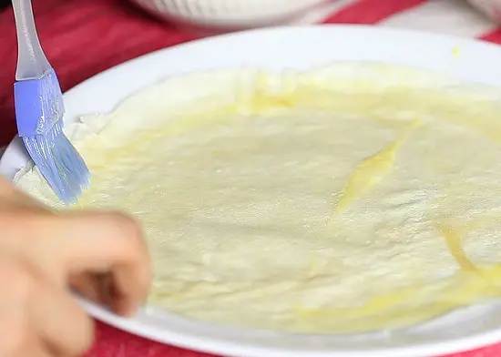 phết trứng lên bánh tráng