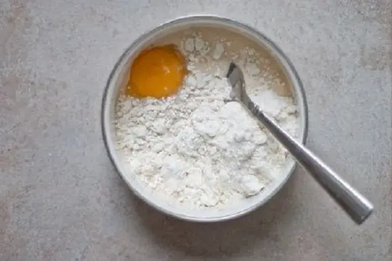 trộn bột với lòng đỏ trứng