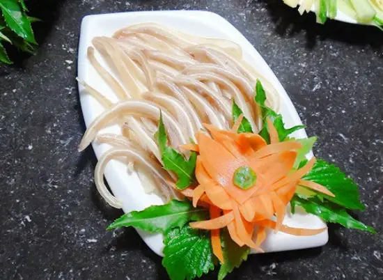 Trộn đều tai lợn với thính để làm món nem tai