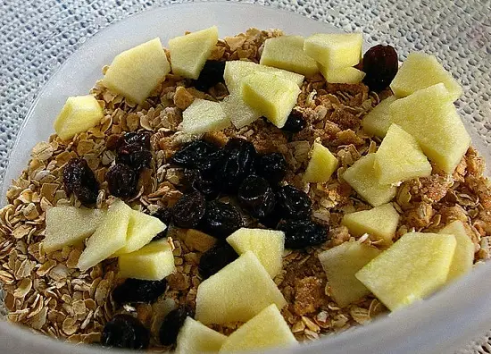trộn ngũ cốc với trái cây