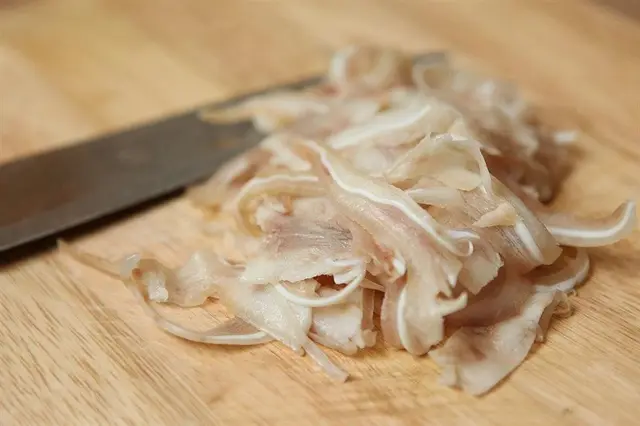 Tai lợn thái mỏng - cach lam nom hoa chuoi