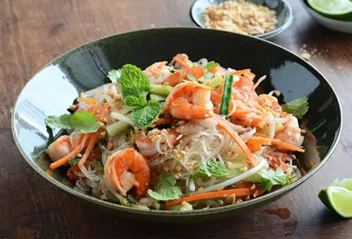 Cách làm nộm miến tôm kiểu Thái lạ miệng