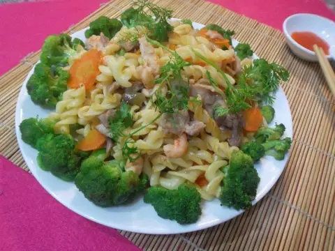 Cách làm nui nấu tôm thịt cho bé 1
