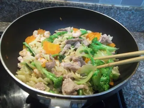 Cách làm nui nấu tôm thịt cho bé 7