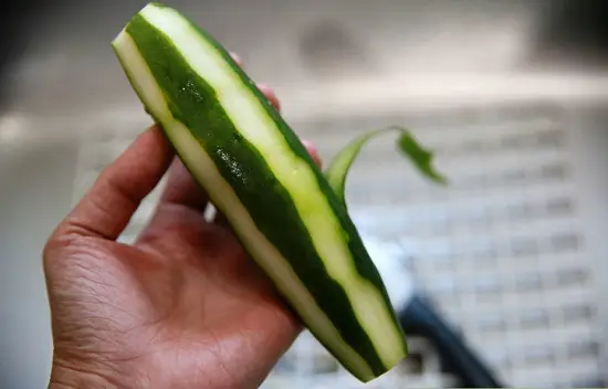 Cách làm nước detox dưa chuột sảng khoái cực đã 2