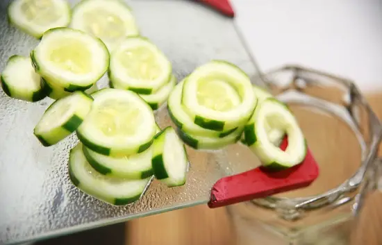 Cách làm nước detox dưa chuột sảng khoái cực đã 3