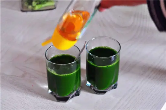 Cho nước cốt cần tây ra cốc