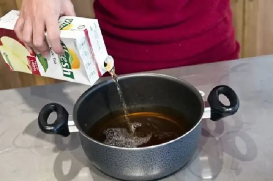 cho nước táo vào nồi