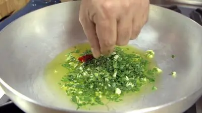 ốc biển sốt chua cay