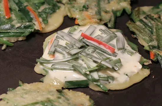 Cách làm bánh pancake cay cay với hẹ tây kiểu Hàn 6
