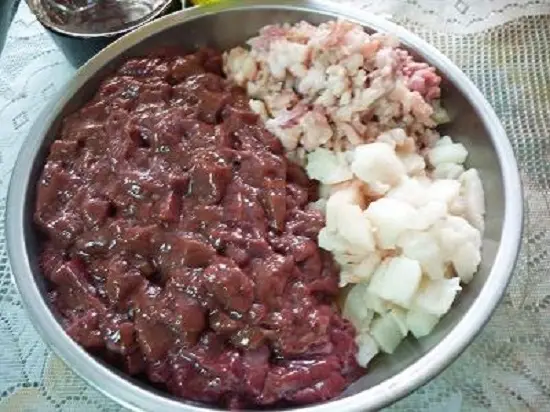 để các nguyên liệu làm pate vào bát - cách làm pate