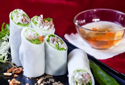 Cách làm phở cuốn thập cẩm hấp dẫn