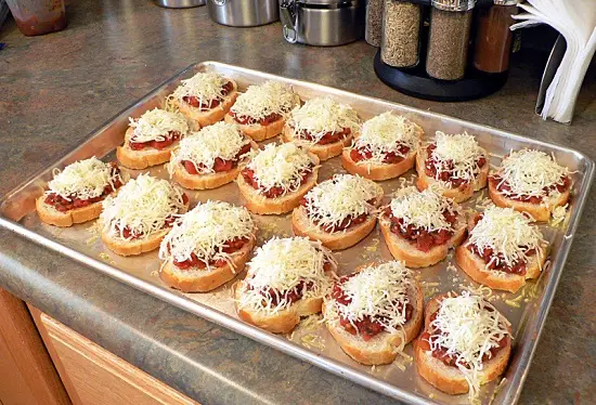 Cách làm pizza bánh mì nướng kiểu Ý 13