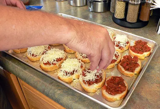 Cách làm pizza bánh mì nướng kiểu Ý 12