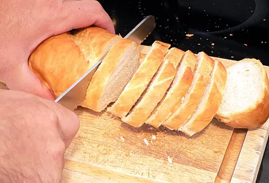 Cách làm pizza bánh mì nướng kiểu Ý 5