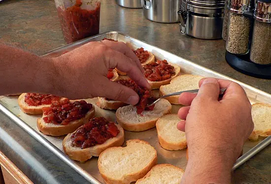Cách làm pizza bánh mì nướng kiểu Ý 11