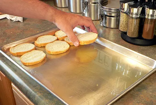 Cách làm pizza bánh mì nướng kiểu Ý 10
