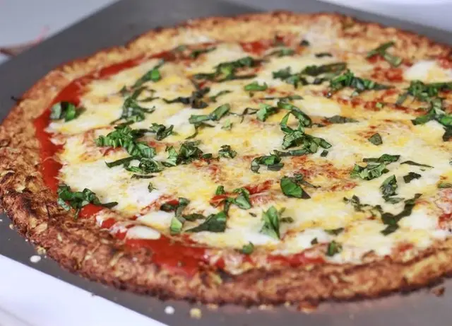 Cách làm pizza với đế bánh làm từ súp lơ 8