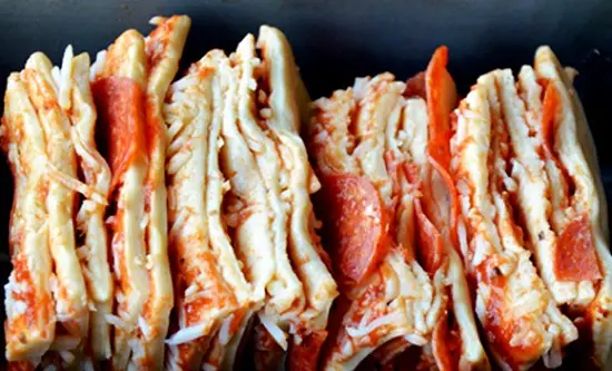 xếp các lớp bánh vào khay