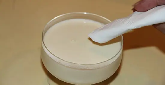 dùng khăn thấm bong bóng trên mặt sữa