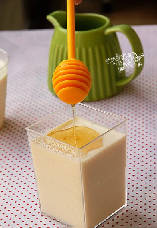 cho mật ong vào pudding đậu nành