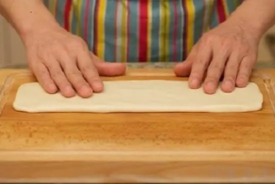 Cán bột làm quẩy nóng giòn